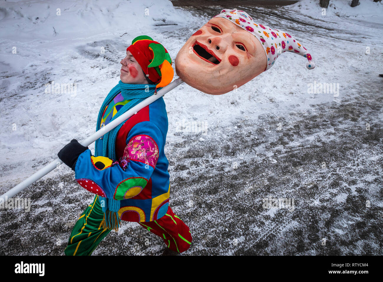 Street Performer in einem Anzug von petruschka Charakter ist auf der Straße  mit einer großen Maske während Maslenitsa carinval, Russland  Stockfotografie - Alamy