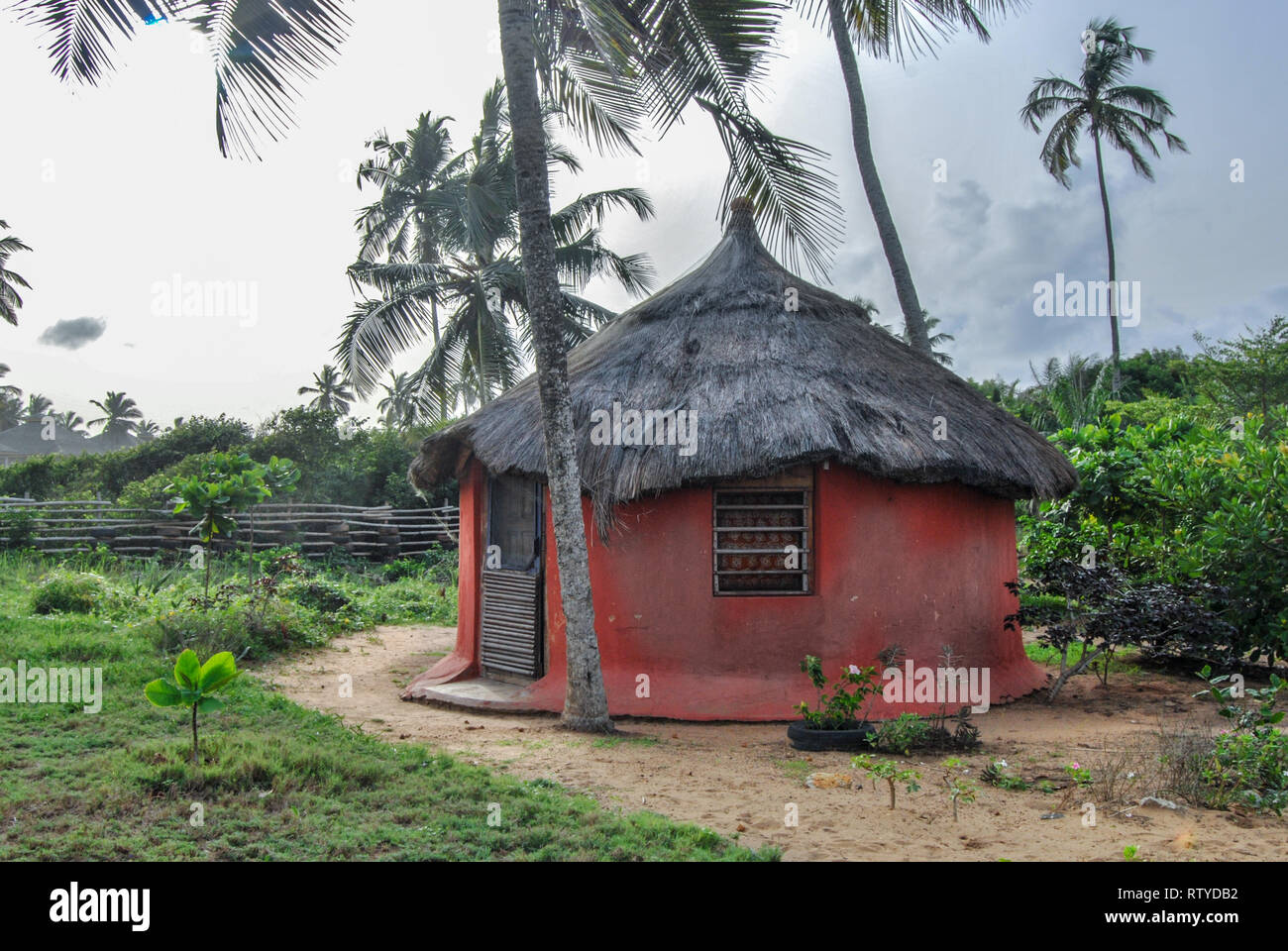 Eine nette Jurte im tropischen Wald am Stumble Inn Eco Lodge in der Nähe der Küstenstadt Elmina, Ghana. Stockfoto