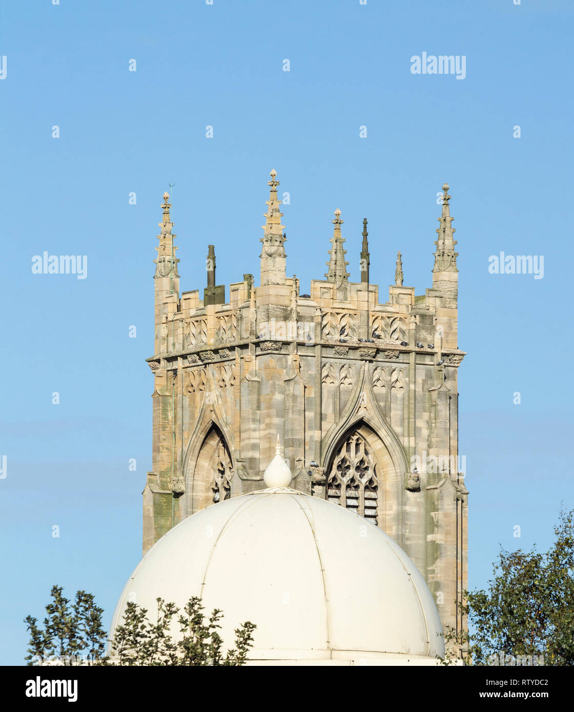 Nasir Moschee mit St. Oswalds Kirche im Hintergrund in Hartlepool, North East England. Großbritannien Stockfoto