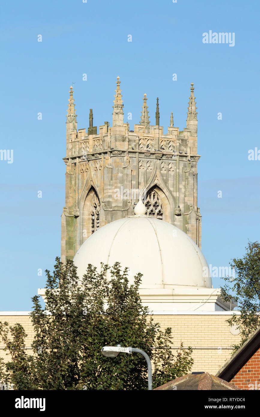 Nasir Moschee mit St. Oswalds Kirche im Hintergrund in Hartlepool, North East England. Großbritannien Stockfoto