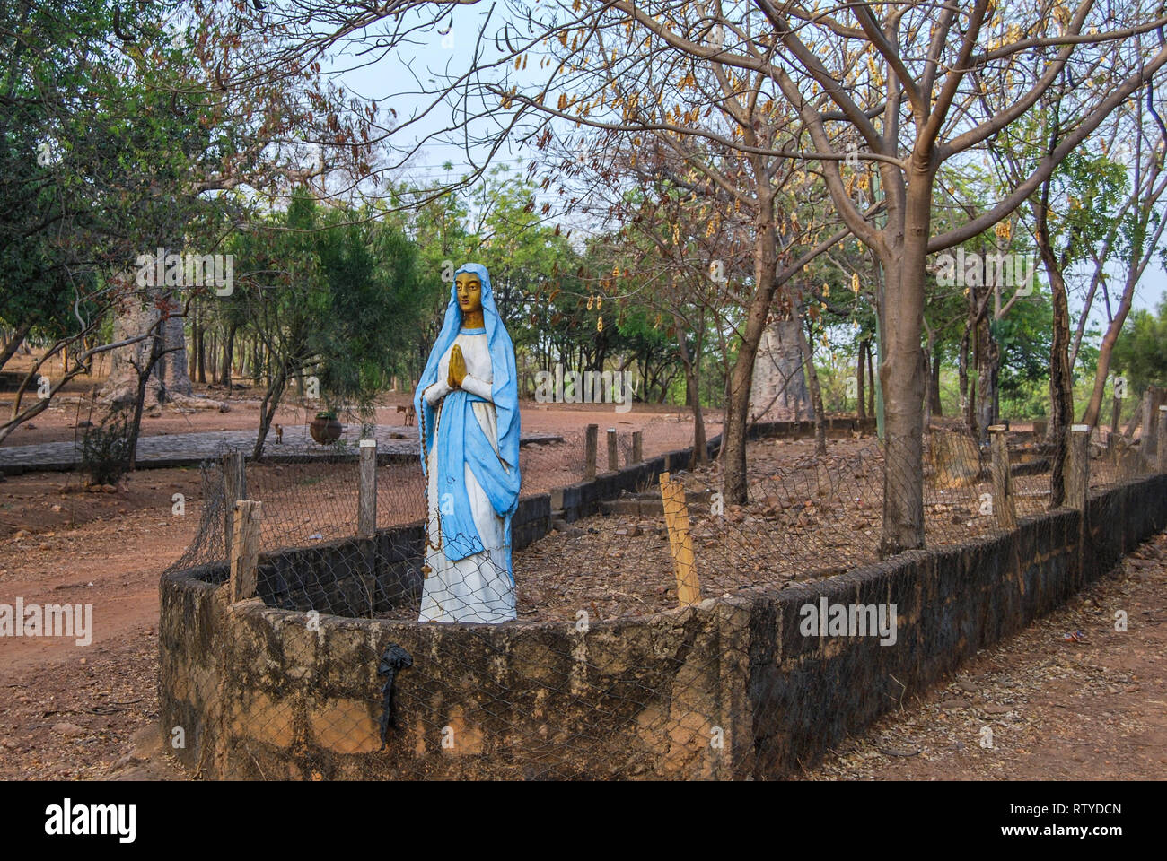 Eine schöne Statue des Ave Maria in einem Garten voller Bäume in der Nähe der Küstenstadt Elmina, Ghana, Westafrika Stockfoto