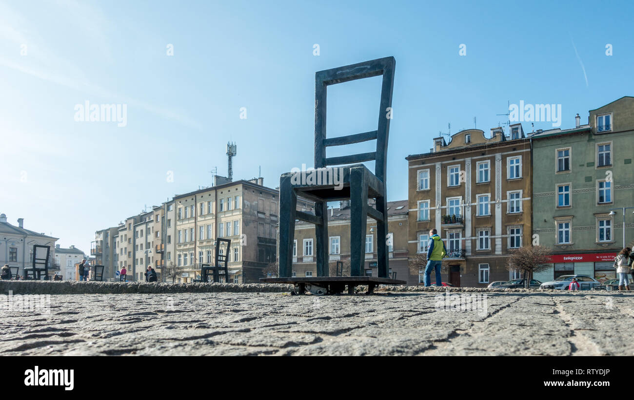 Menschen studieren einer Karte bei dem Metall Stühle im Speicher des jüdischen Volkes auf das Ghetto Heldenplatz, Krakau, Polen getötet Stockfoto