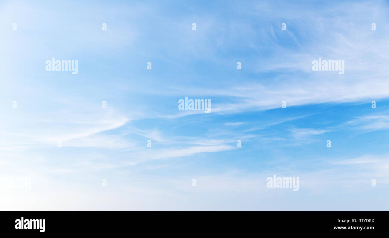 Blauer Himmel mit Zirruswolken tagsüber, natürlichen Hintergrund Foto Stockfoto