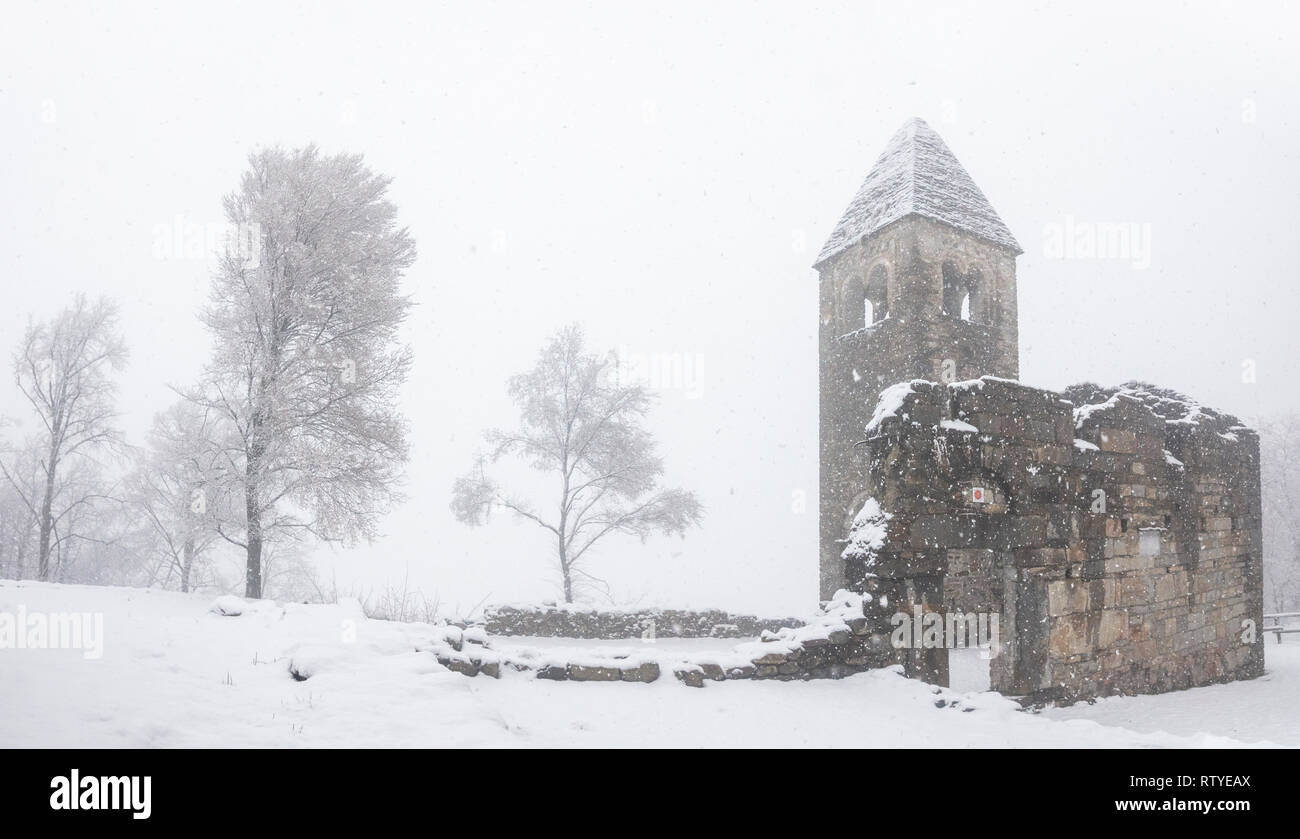 Panorama der Abtei von San Pietro in Vallate während einem Schneefall, Piagno, Sondrio Provinz, Valtellina, Lombardei, Italien Stockfoto