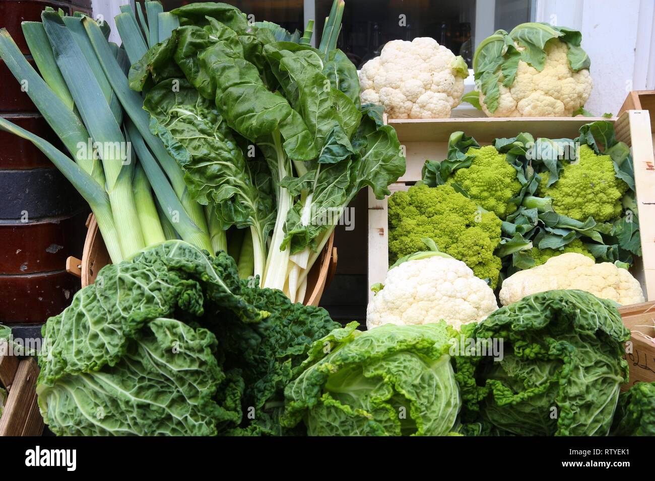 Organische Collard Greens, Blumenkohl, Porree und Brokkoli - Gemüse Laden in London, UK. Stockfoto