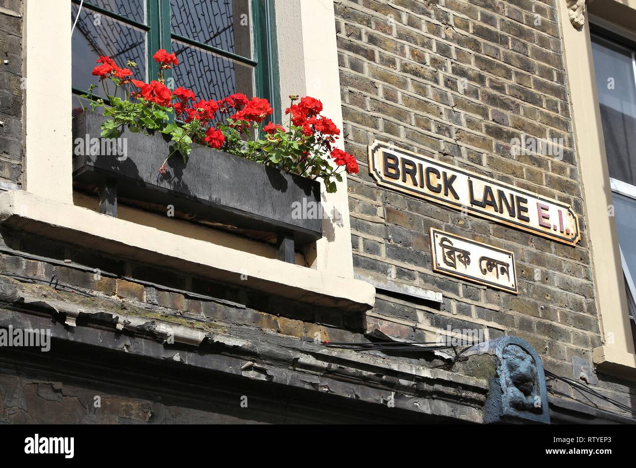 Brick Lane - Straße in Shoreditch, London, UK. Englisch und Bengalisch Sprache. Bangladeshi Minderheit. Stockfoto