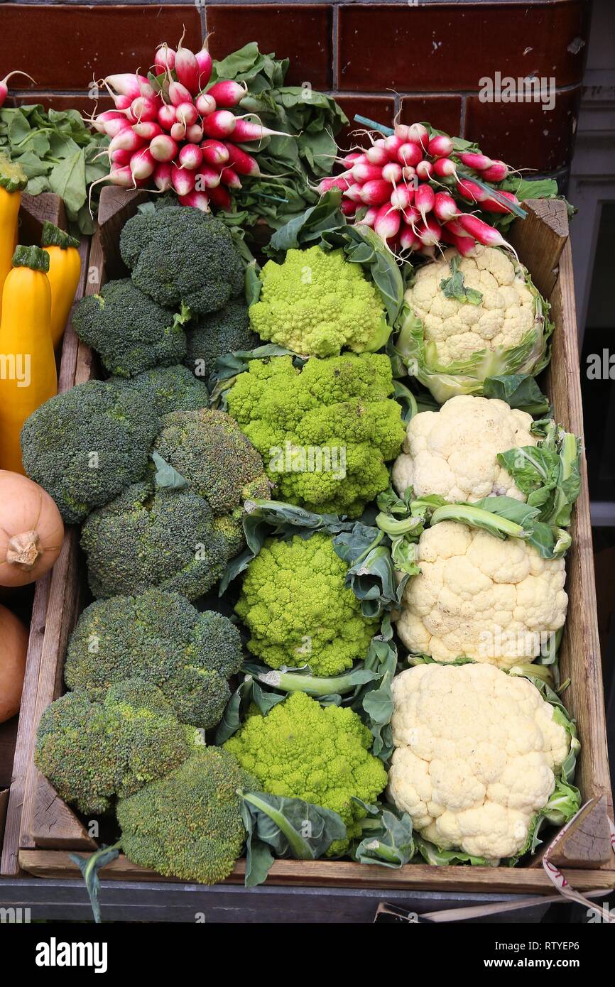 Organische Radieschen, Brokkoli und Blumenkohl - Gemüse Laden in London, UK. Stockfoto