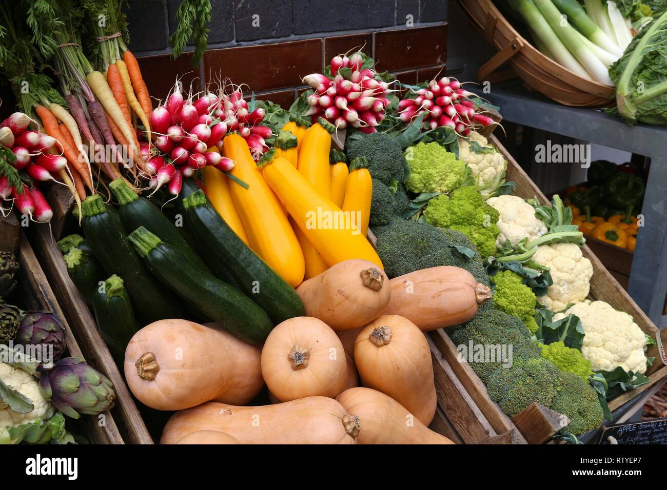 Bioladen in London, UK. Anzeige von Zucchini, Karotten, Radieschen und Brokkoli. Stockfoto
