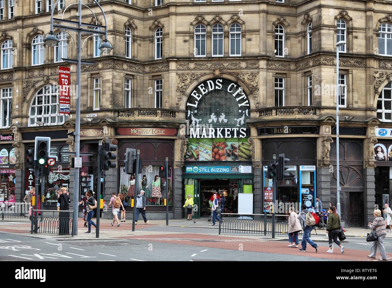 LEEDS, Großbritannien - 12 Juli, 2016: die Menschen besuchen die Märkte der Stadt Leeds in Großbritannien. Leeds Stadtgebiet hat 1,78 Millionen Einwohner. Stockfoto