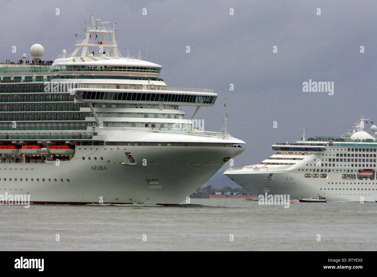 Umweltverschmutzung, Azura, Kreuzfahrtschiffe, den Solent, Cowes, Isle of Wight, England, Vereinigtes Königreich, Stockfoto