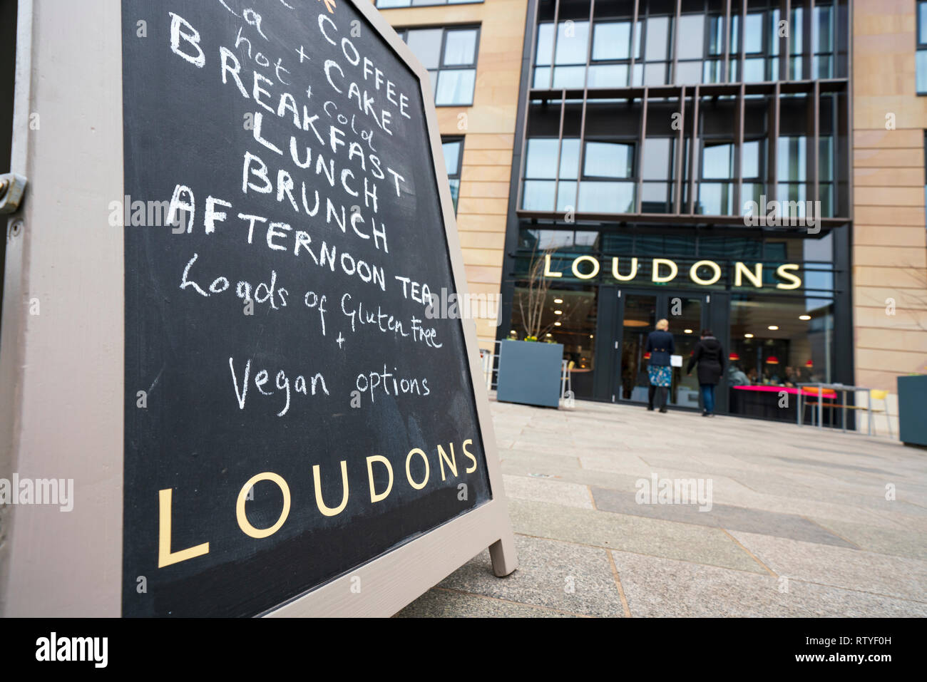 Blick auf den neuen Zweig der Loudons Restaurant und Cafe in neuen Waverley gemischten Wohn- und Gewerbeimmobilien Entwicklung in der Altstadt von Edinburgh, Scotlan Stockfoto