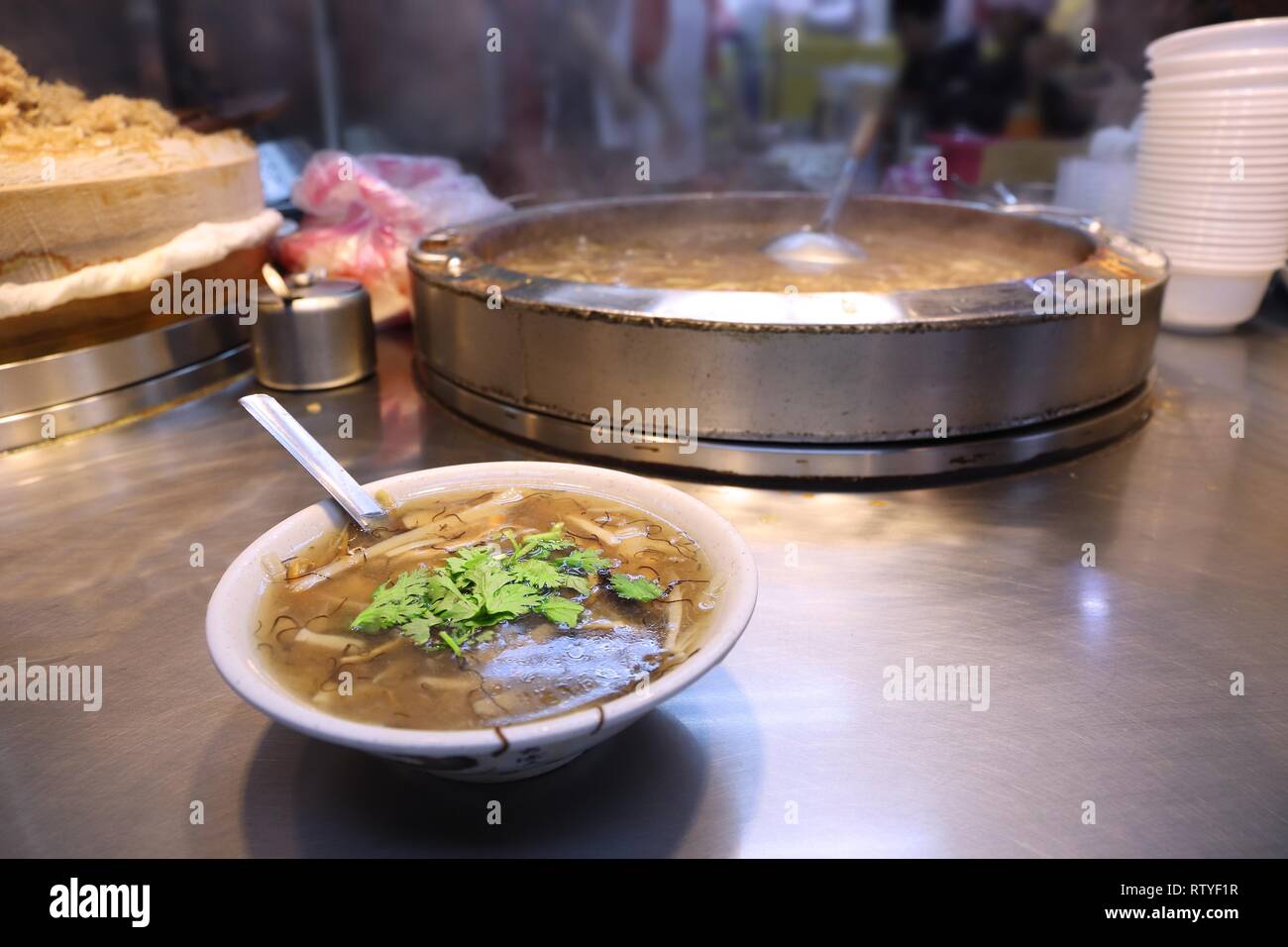 Taiwan Night Food Markt - Miaokou Nachtmarkt in Keelung. Krabbensuppe. Stockfoto