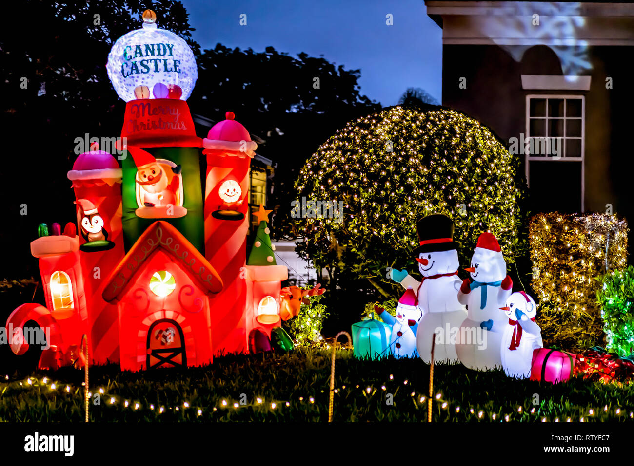 CELEBRATION, Florida, USA - Dezember, 2018: Weihnachten dekoriert Haus in Celebration City. Vordere Haus geschmückt mit Holiday Lights, in der Nähe von Orlando Stockfoto