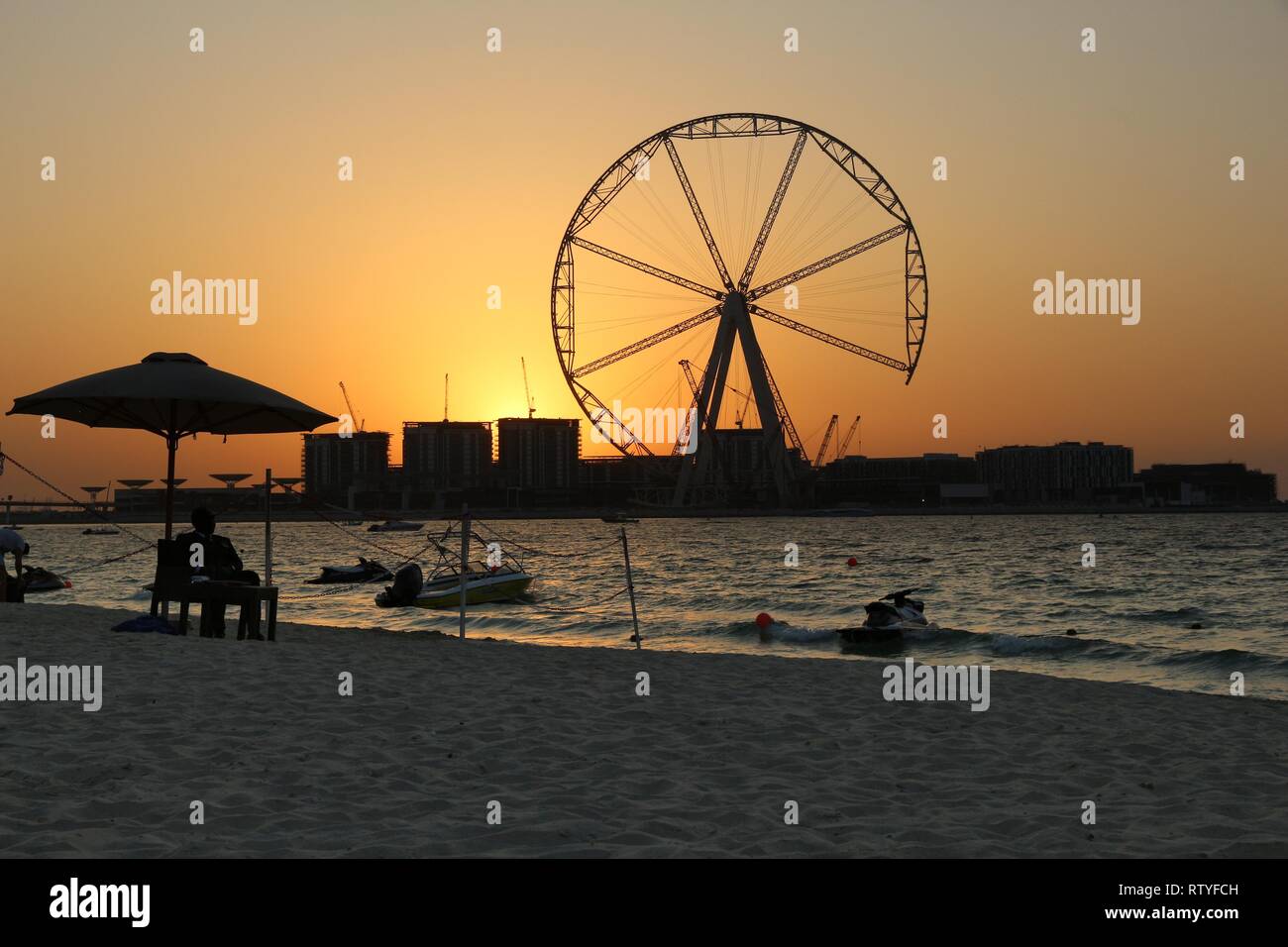 Dubai Sonnenuntergang mit bluewaters Insel Bau und Ain Dubai Riesenrad. Stockfoto