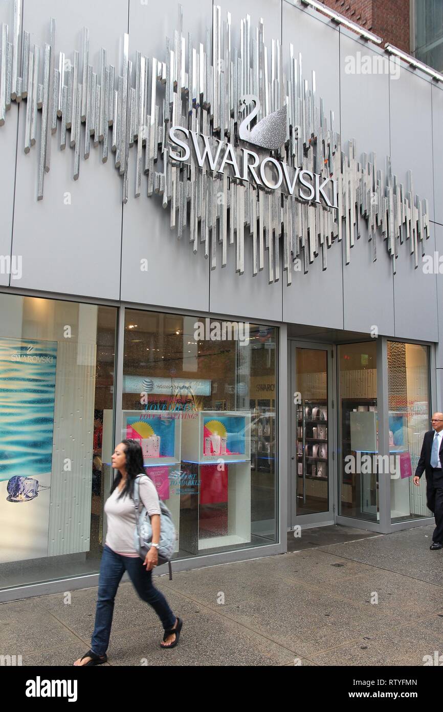 NEW YORK, USA - Juli 1, 2013: Leute gehen von Swarovski Stores in New York. Marke Swarovski besteht seit 1895 und hat 24,841 Mitarbeiter (Dez. 2009). Stockfoto