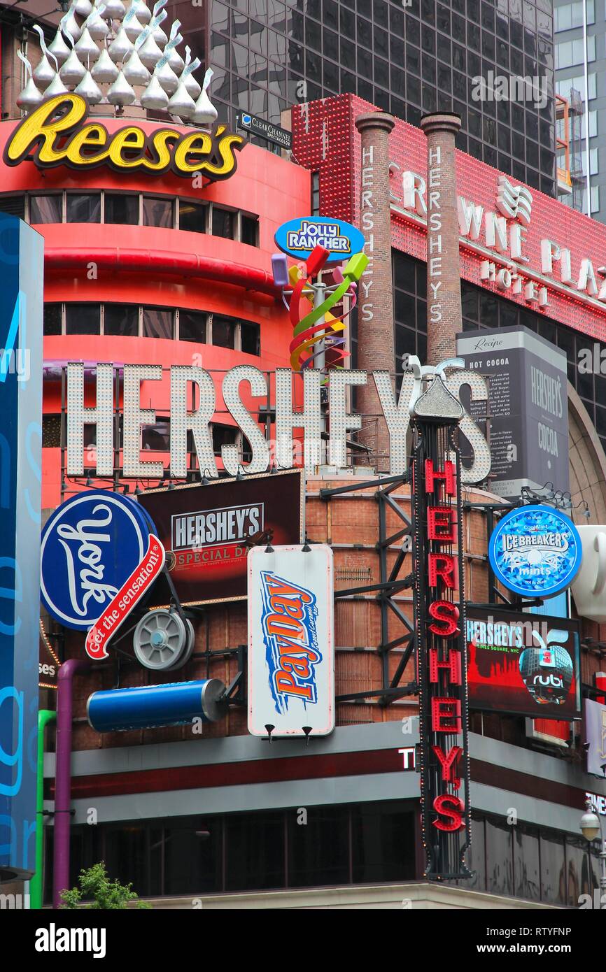 NEW YORK, USA - Juli 3, 2013: Der berühmte Hershey ad am Times Square in New York. Hershey Company ist ein Schokolade Hersteller im Jahr 1894 gegründet. Es beschäftigt Stockfoto
