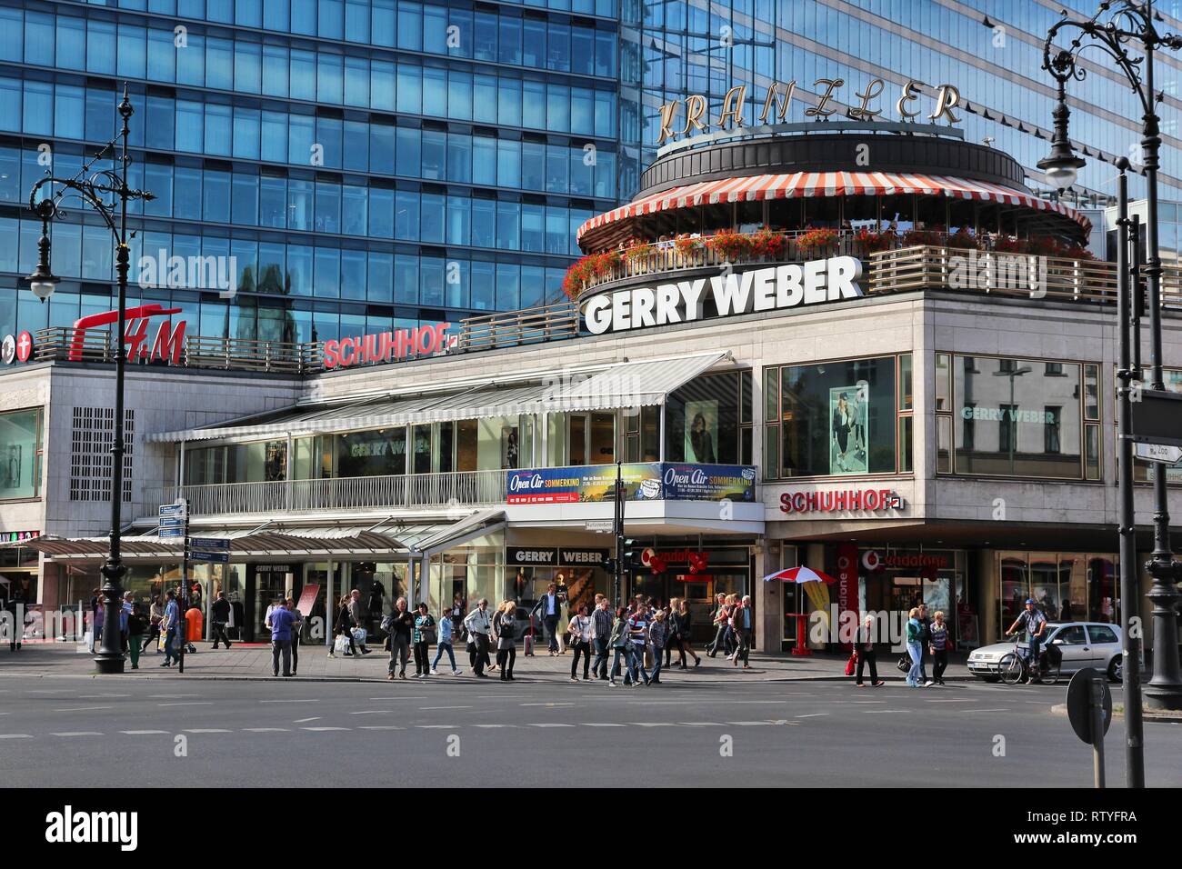 BERLIN, DEUTSCHLAND - 27. AUGUST 2014: Leute Shop am berühmten Kurfürstendamm (Ku'Damm) Allee in Berlin. Berlin ist die größte Stadt Deutschlands mit Bevölkerung o Stockfoto