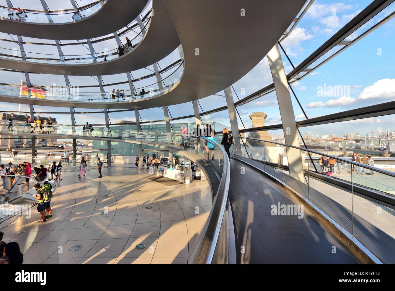 BERLIN, DEUTSCHLAND - 27 AUGUST, 2014: die Menschen besuchen Reichstag Kuppel in Berlin. Die Kuppel wurde 1999 abgeschlossen. Es wurde vom Architekten Norman entworfen Stockfoto
