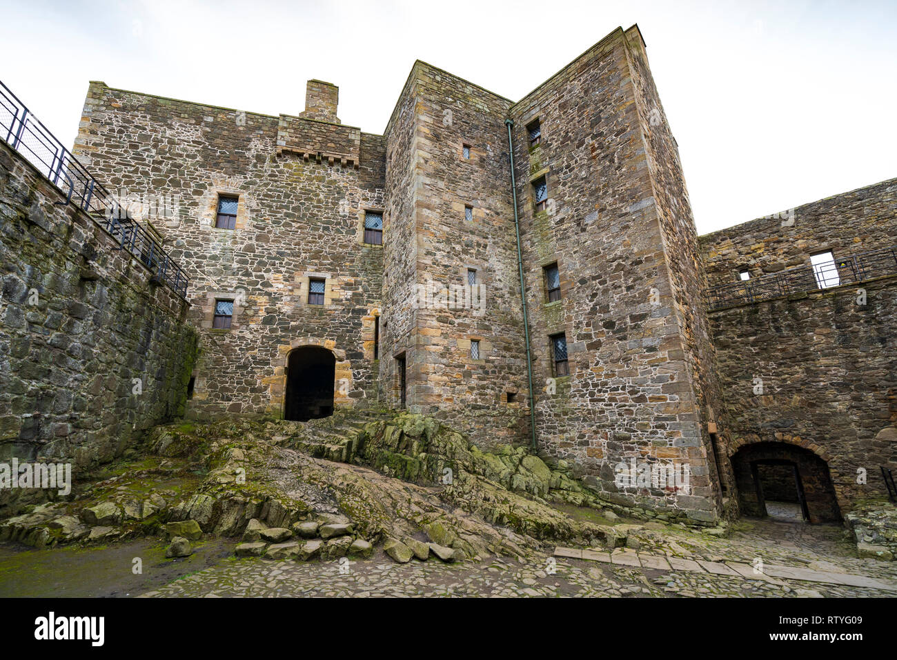 Schwärze Burg eine Festung aus dem 15. Jahrhundert, in der Nähe des Dorfes Schwärze, Schottland, am Südufer des Firth-of-Forth, Schottland, Großbritannien. Schwärzungsgrad Stockfoto