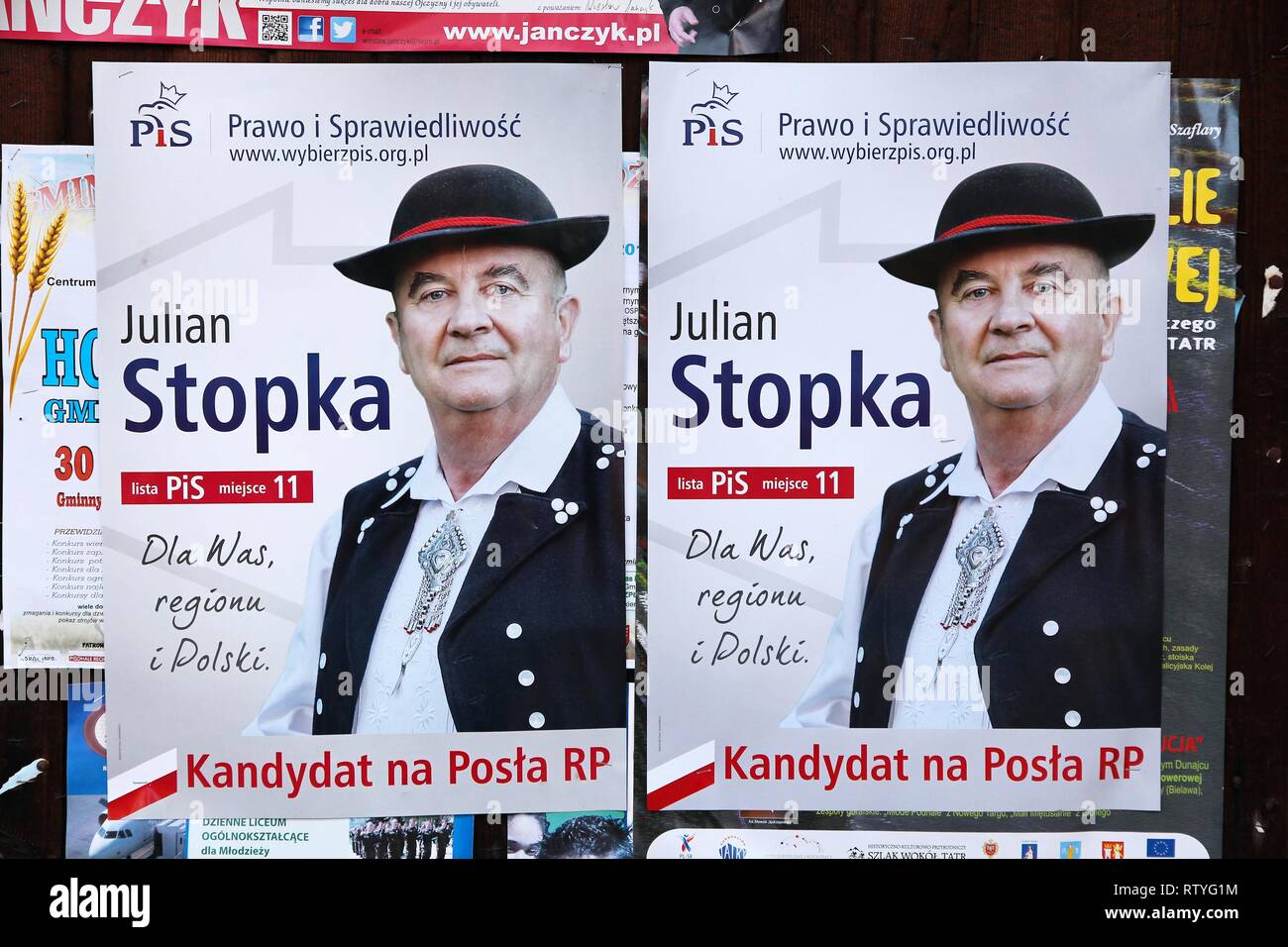 CHOCHOLOW, Polen - 4. OKTOBER 2015: Kandidat Poster für die Parlamentswahl 2015 in Polen. PiS, Partei Recht und Gerechtigkeit ist ein rechter Flügel Wahl Stockfoto