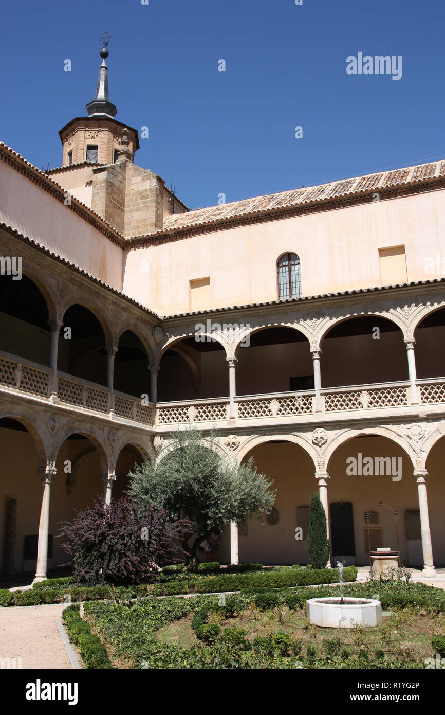 Schöner Innenhof mit Garten und dekorative Klöster im Vintage Museo de la Santa Cruz - Museum in Toledo, Spanien Stockfoto