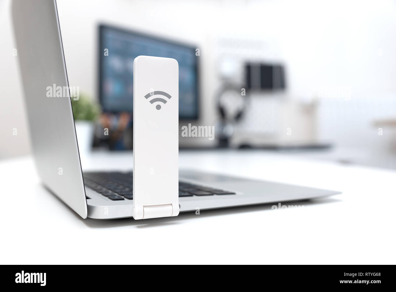 Wireless internet Konzept. Mobilfunknetz Expander oder mobile Internet Modem USB-Stick Stockfoto