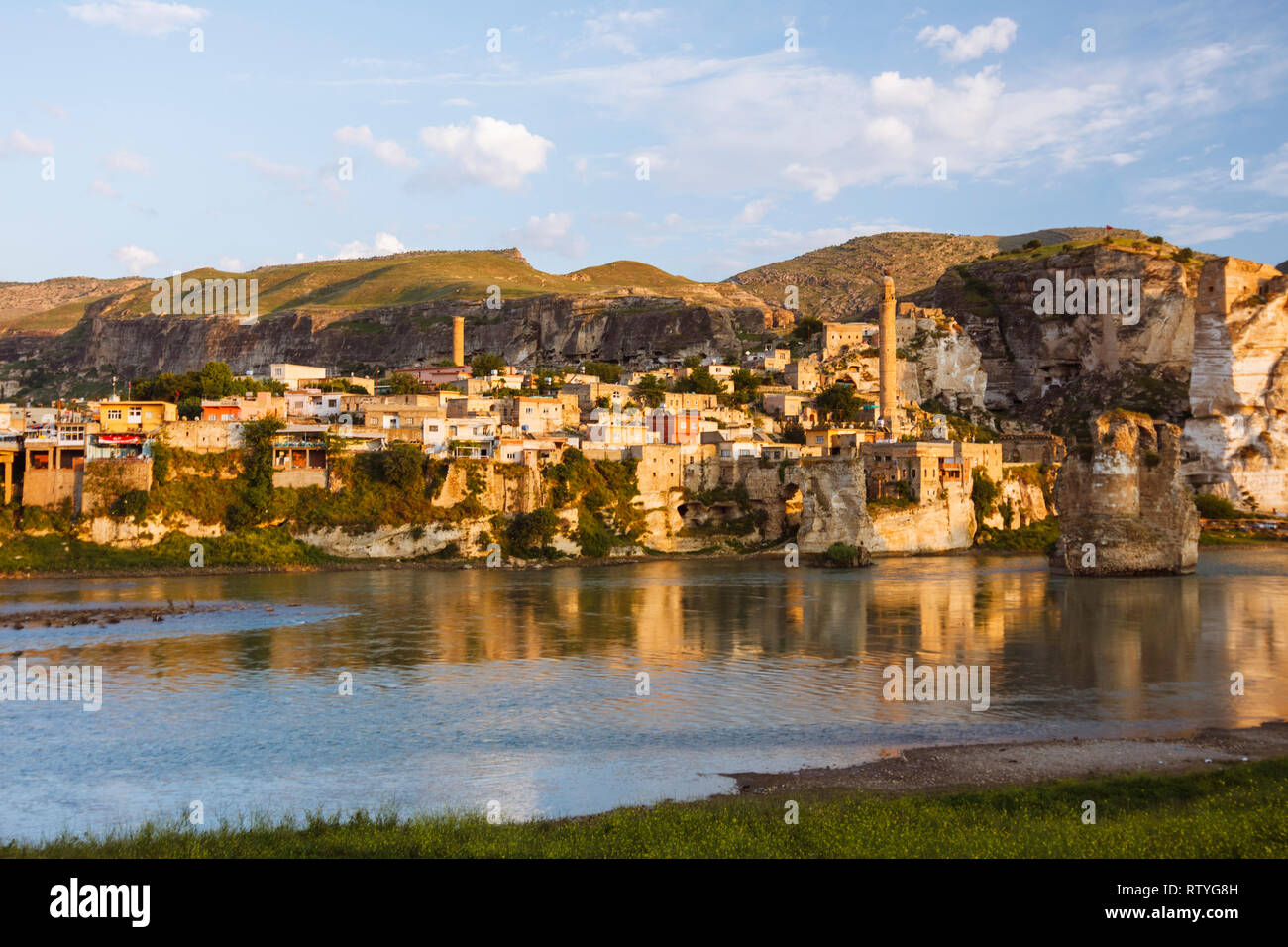 Hasankeyf, Provinz Batman, Türkei: Allgemeine Ansicht der historischen Stadt Hasankeyf, deren Geschichte, die vor mehr als 10.000 Jahren erstreckt. Abschluss der t Stockfoto