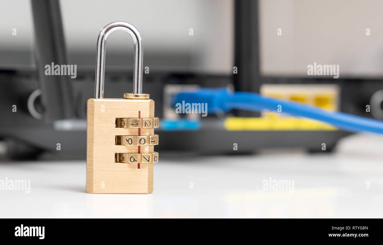 Netzwerk- und Datenschutzkonzept mit Vorhängeschloss. Internet Router oder mit Kabel Schalter angeschlossen. Stockfoto