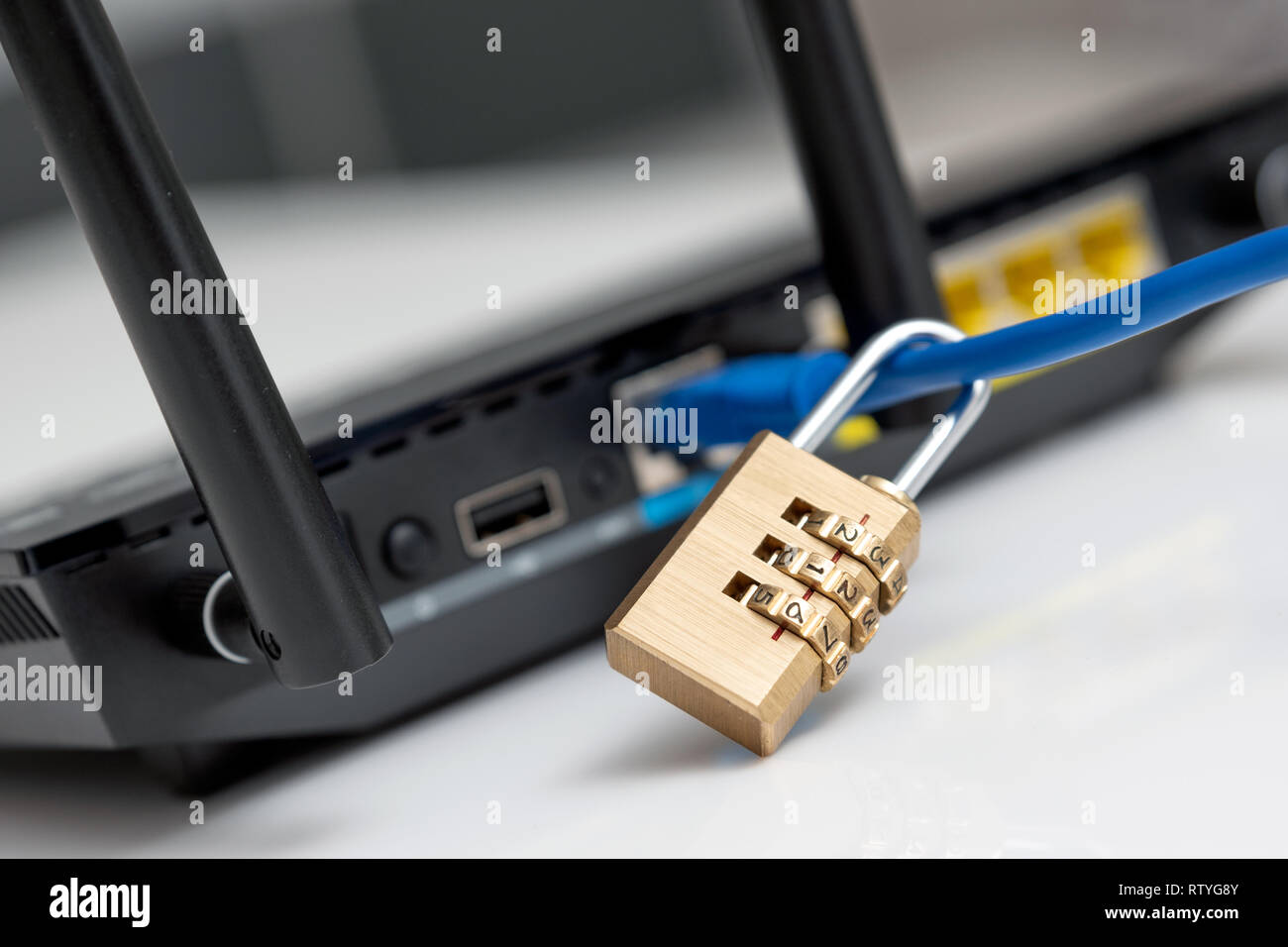 Netzwerk- und Datenschutzkonzept mit Vorhängeschloss. Internet Router oder mit Kabel Schalter angeschlossen. Stockfoto