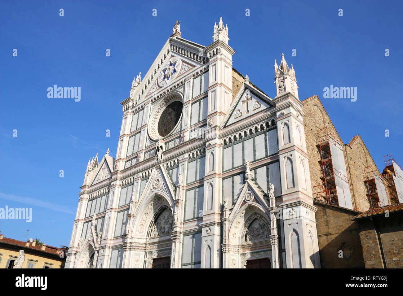 Basilica di Santa Croce (Basilika des Heiligen Kreuzes), wichtigsten Franziskaner Kirche in Florenz, Italien. Neo-gotische Fassade. Stockfoto