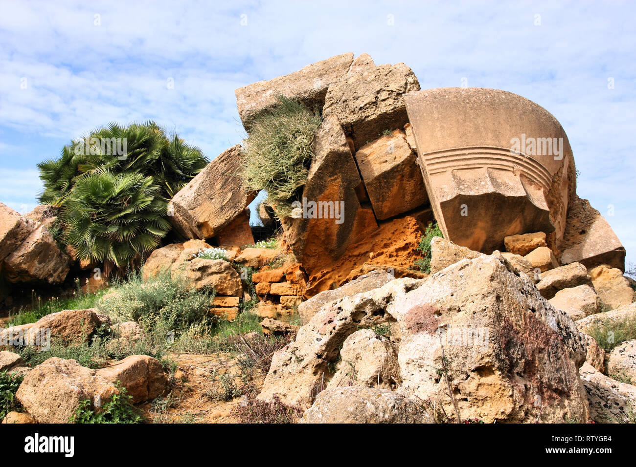 Agrigento, Sizilien Insel in Italien. Berühmte Valle dei Templi, UNESCO-Weltkulturerbe. Griechischer Tempel bleibt. Stockfoto