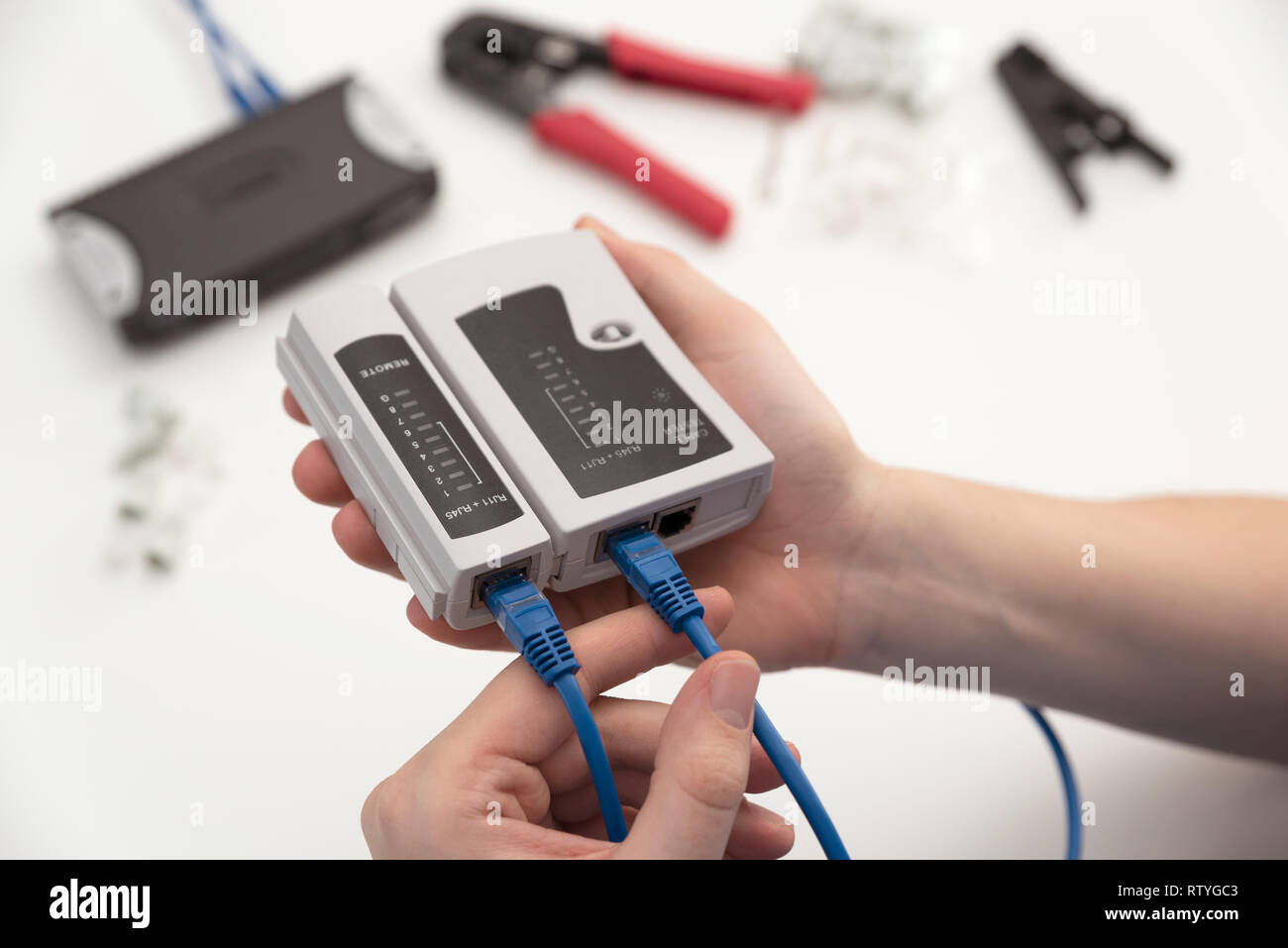 Mann mit einem qualifizierten Kabel Performance Tester. Teechnician messen ein Kabel verbunden sind. Stockfoto