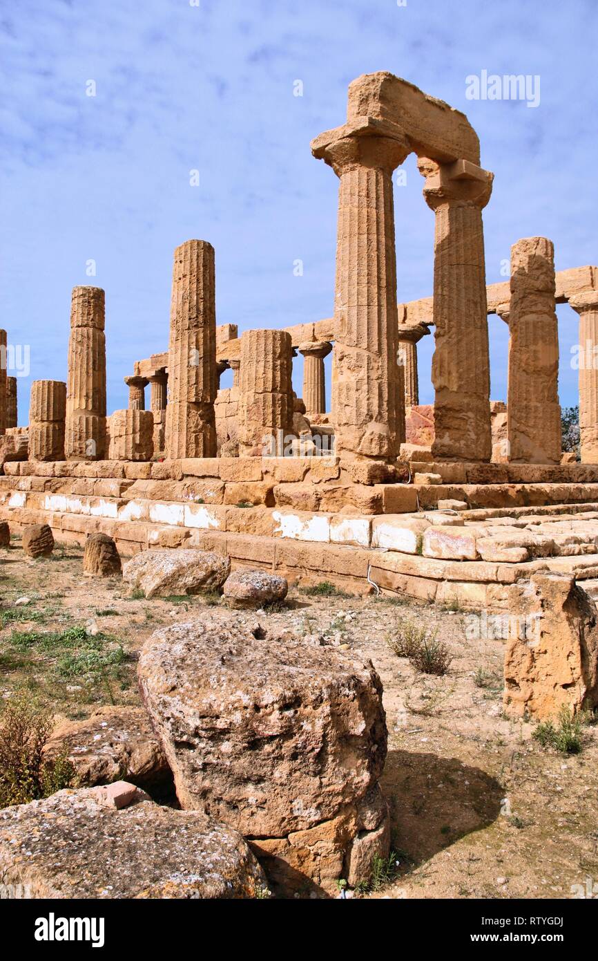 Agrigento, Sizilien Insel in Italien. Berühmte Valle dei Templi, UNESCO-Weltkulturerbe. Griechische Tempel - Überreste der Tempel der Juno. Stockfoto