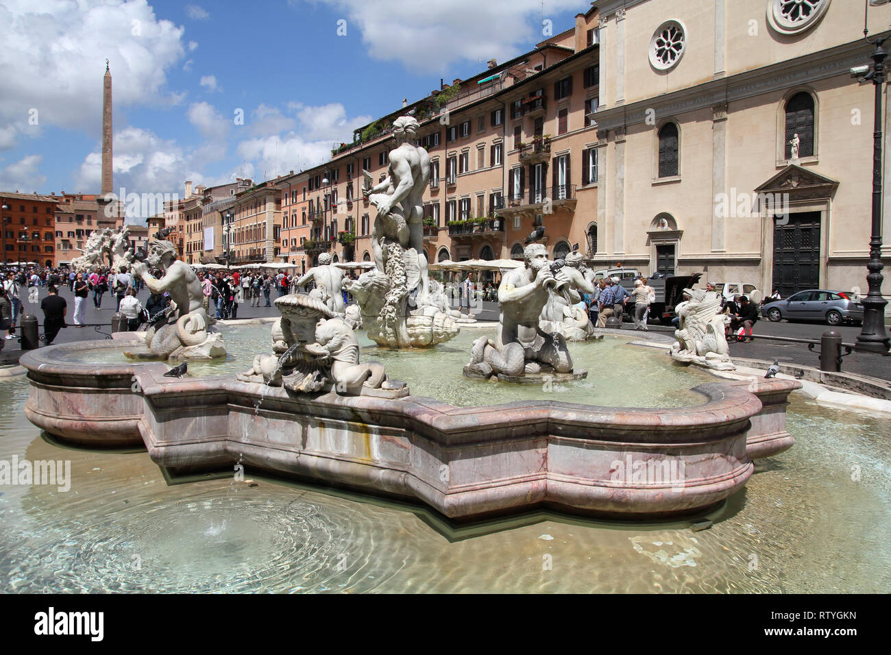 Rom - 13. Mai: Touristen auf der Piazza Navona am 13. Mai 2010 in Rom, Italien. Die ikonischen Square ist einer der am meisten besuchten Sehenswürdigkeiten in der Welt und in einem top Stockfoto