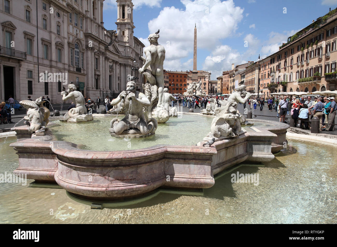 Rom - 13. Mai: Touristen auf der Piazza Navona am 13. Mai 2010 in Rom, Italien. Die ikonischen Square ist einer der am meisten besuchten Sehenswürdigkeiten in der Welt und in einem top Stockfoto
