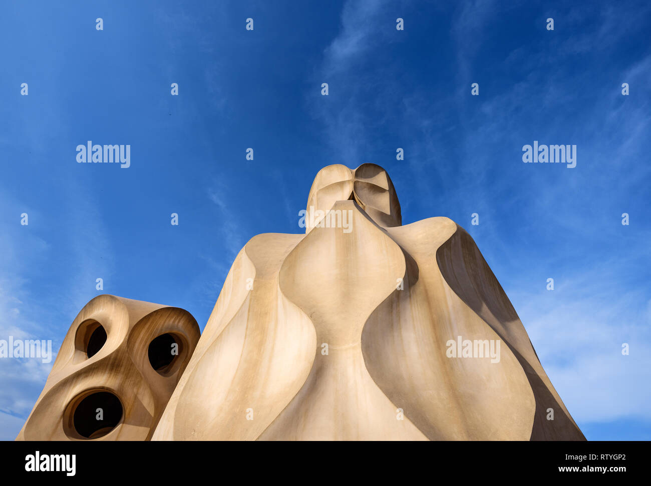 BARCELONA, SPANIEN - ca. Mai 2018: Detail der Lüftungstürme in La Pedrera, Casa Mila oder der Steinbruch bekannt. Ein berühmter Gebäude in der c Stockfoto