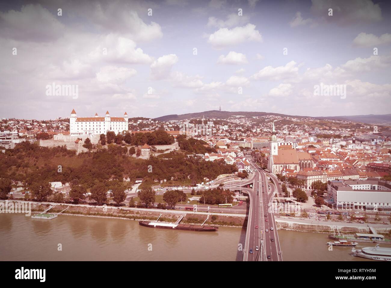 Bratislava, Hauptstadt der Slowakei. Stadtbild mit Donau Brücke, das Schloss und die alte Architektur. Querbearbeitung Farbton - gefilterte r Stockfoto