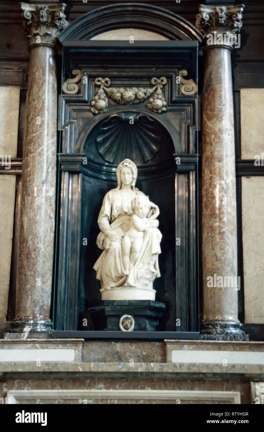 Michelangelos Madonna mit Kind, Kirche des Heiligen Blutes, Brügge, Belgien Stockfoto