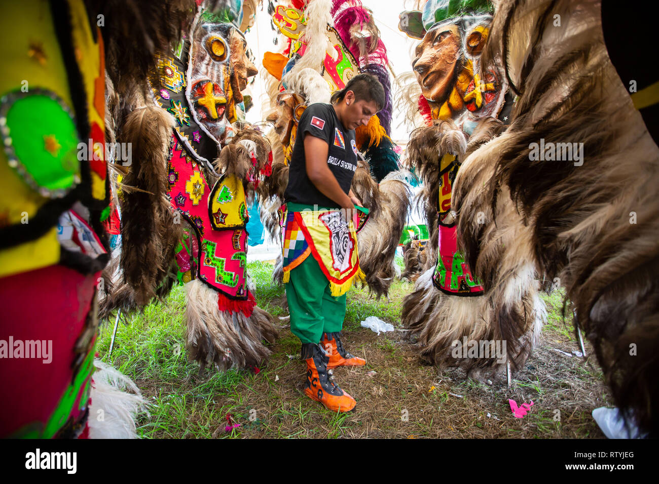 Salta, Argentinien. 02 Mär, 2019. Nicolas Villada, 26 Jahre alt und vom Karneval Gruppe 'Los Inca", bereitet sich auf die Feierlichkeiten. Für mehr als 35 Jahre hat die Gruppe in den traditionellen Karneval Paraden im ganzen Land vertreten. Credit: Javier Corbalan/dpa/Alamy leben Nachrichten Stockfoto