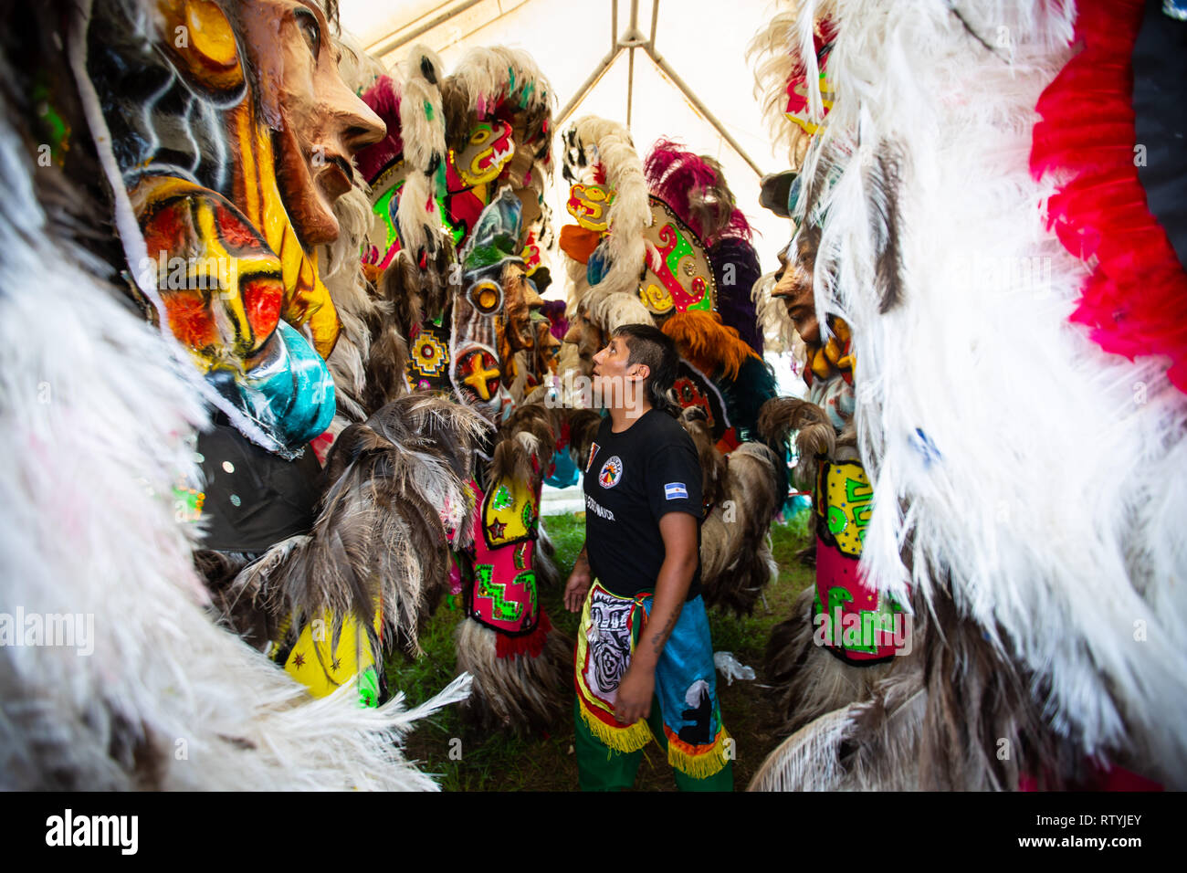 Salta, Argentinien. 02 Mär, 2019. Nicolas Villada, 26 Jahre alt und vom Karneval Gruppe 'Los Inca", bereitet sich auf die Feierlichkeiten. Für mehr als 35 Jahre hat die Gruppe in den traditionellen Karneval Paraden im ganzen Land vertreten. Credit: Javier Corbalan/dpa/Alamy leben Nachrichten Stockfoto