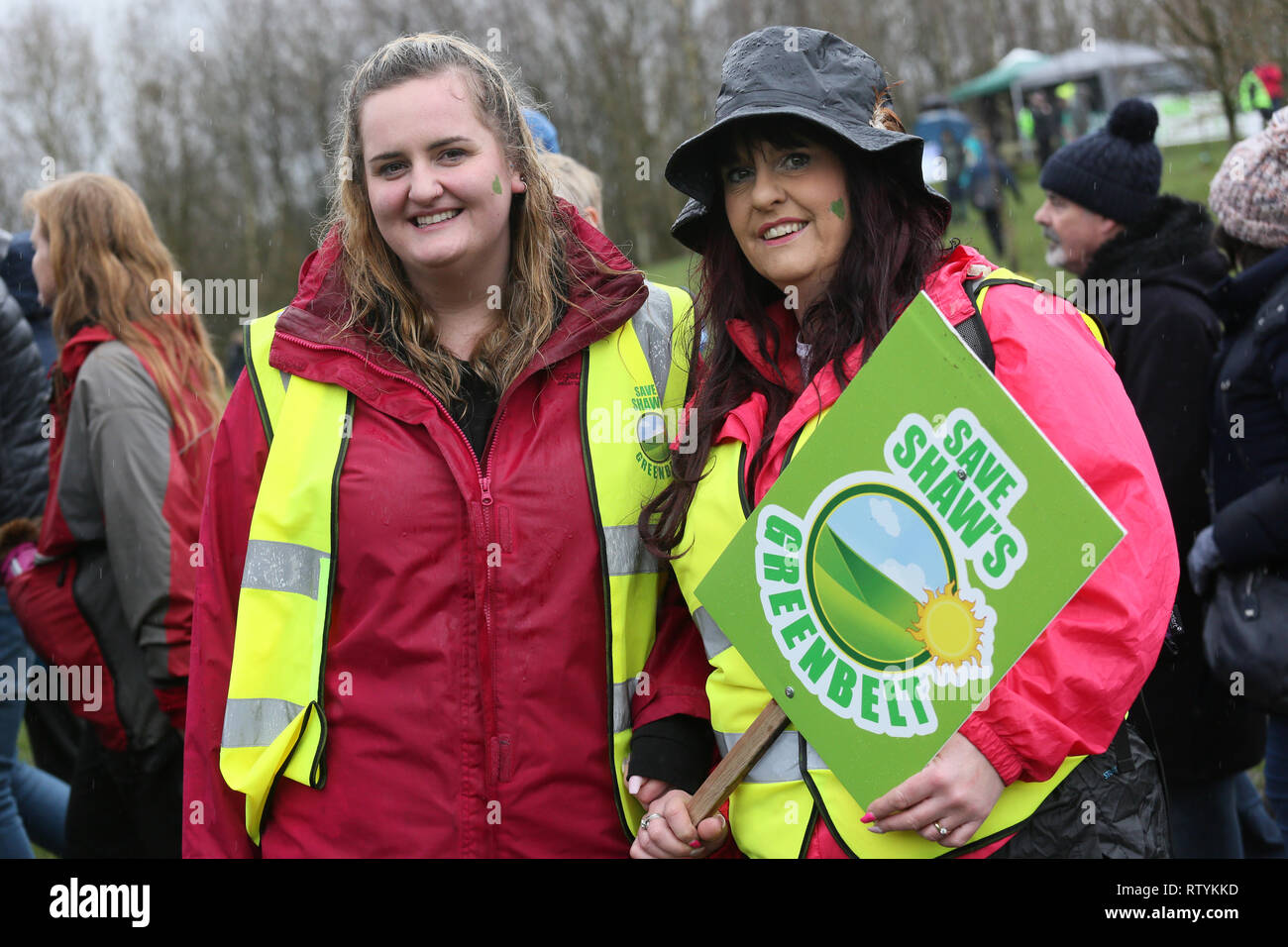 Royton, Greater Manchester, UK, 3. März 2019. Tausende der Regen auf die Pläne auf Greenbelt land im lokalen Bereich zu errichten zu protestieren mutig. Fünf separate Märsche von ihren lokalen Gemeinschaften zu einer Masse Gemeinde auf Tandle Hill Monument, Royton, Greater Manchester, UK, 3. März 2019. (C) Barbara Cook/Alamy Live News Credit: Barbara Koch/Alamy leben Nachrichten Stockfoto