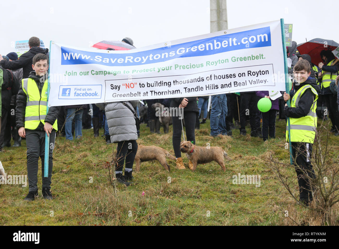 Royton, Greater Manchester, UK, 3. März 2019. Tausende der Regen auf die Pläne auf Greenbelt land im lokalen Bereich zu errichten zu protestieren mutig. Fünf separate Märsche von ihren lokalen Gemeinschaften zu einer Masse Gemeinde auf Tandle Hill Monument, Royton, Greater Manchester, UK, 3. März 2019. (C) Barbara Cook/Alamy Live News Credit: Barbara Koch/Alamy leben Nachrichten Stockfoto