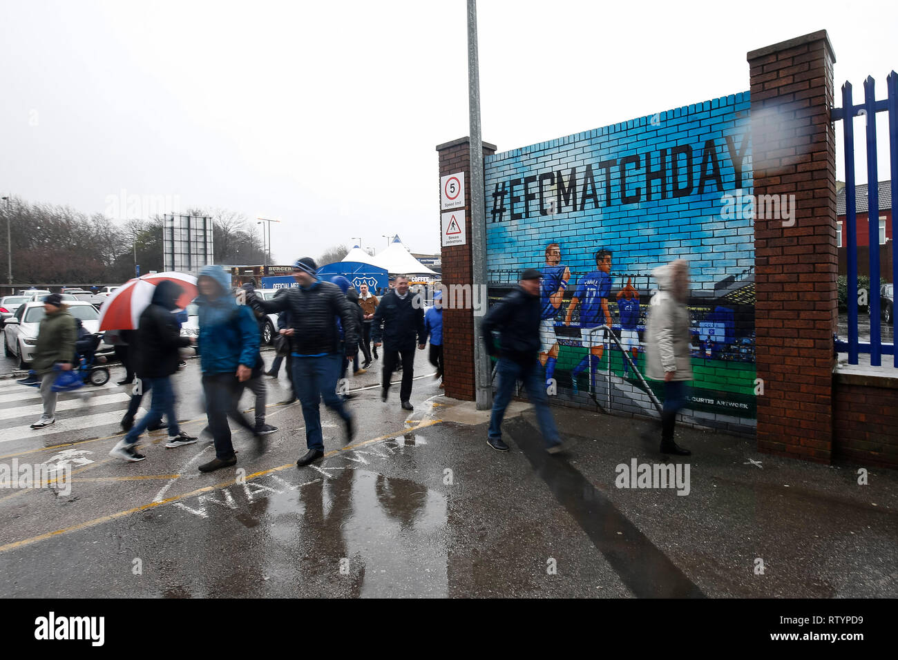 Liverpool, Großbritannien. 3. März, 2019. Liverpool, Großbritannien. 03 Mär, 2019. Redaktionelle Verwendung. Everton Fans laufen zum Stadion im Regen vor dem Premier League Match zwischen Everton und Liverpool im Goodison Park am 3. März 2019 in Liverpool, England. (Foto von Daniel Chesterton/) Credit: PHC Images/Alamy leben Nachrichten Stockfoto