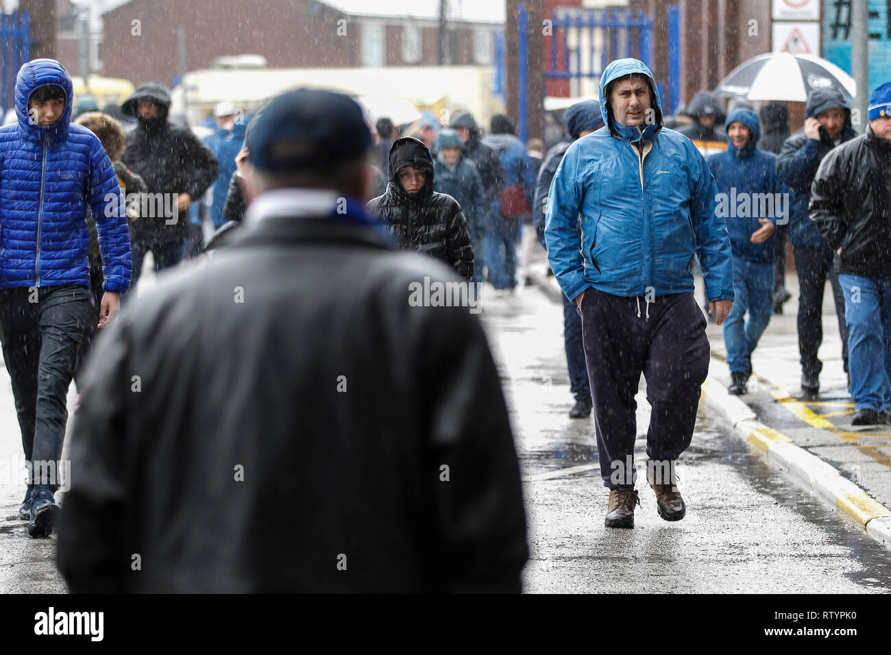 Liverpool, Großbritannien. 3. März, 2019. Liverpool, Großbritannien. 03 Mär, 2019. Redaktionelle Verwendung. Everton Fans laufen zum Stadion im Regen vor dem Premier League Match zwischen Everton und Liverpool im Goodison Park am 3. März 2019 in Liverpool, England. (Foto von Daniel Chesterton/) Credit: PHC Images/Alamy leben Nachrichten Stockfoto