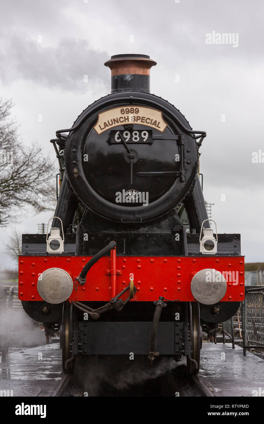 Quainton, UK. 3. März 2019. Geändert Halle Klasse Lokomotive "wightwick Halle kehrt nach 40 Jahren Restaurierung Service. Die Lokomotive ist der 150 zu Dampf zurückzukehren, nachdem Sie von Woodham Brüder Schrottplatz in South Wales gespeichert. Credit: Andrew Plummer/Alamy leben Nachrichten Stockfoto