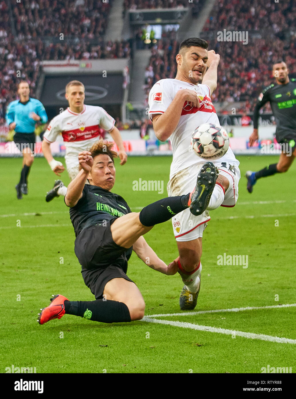 Stuttgart, Deutschland. 03 Mär, 2019. Takuma ASANO, H 96 11 konkurrieren um die Kugel, Bekämpfung, Duell, Kopfzeile, Action, Kampf gegen Ozan KABAK, VFB 18 VFB Stuttgart - Hannover 96 - DFL-Bestimmungen verbieten die Verwendung von Fotografien als BILDSEQUENZEN und/oder quasi-VIDEO - DFL 1. Deutschen Fußball-Bundesliga, Stuttgart, 3. März 2019, Saison 2018/2019, Spieltag 24, H 96 Credit: Peter Schatz/Alamy leben Nachrichten Stockfoto