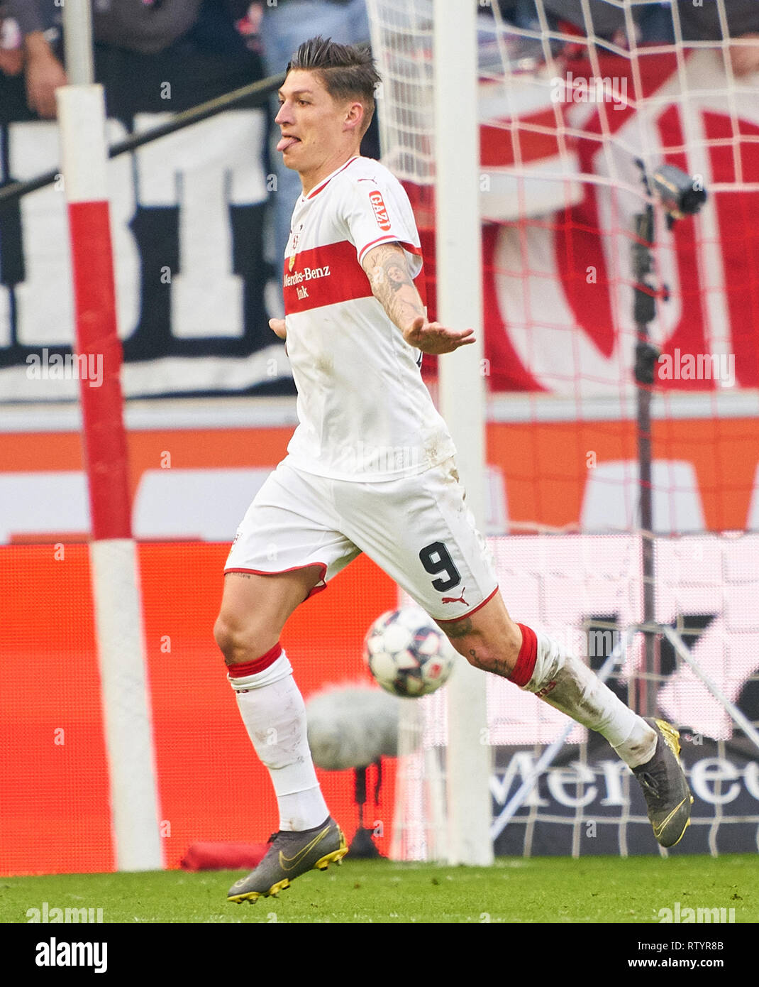 Stuttgart, Deutschland. 03 Mär, 2019. Steven ZUBER, VFB 9 feiert sein Ziel für, glücklich, Lachen, feiern, 5-1 Jubel, Freude, Emotionen, feiern, lachen, Jubeln, Jubeln, reißt die Arme, ballte die Faust, Feiern, Feier, VFB Stuttgart - Hannover 96 - DFL-Bestimmungen verbieten die Verwendung von Fotografien als BILDSEQUENZEN und/oder quasi-VIDEO - DFL 1. Deutschen Fußball-Bundesliga, Stuttgart, 3. März 2019, Saison 2018/2019, Spieltag 24, H 96 Credit: Peter Schatz/Alamy leben Nachrichten Stockfoto