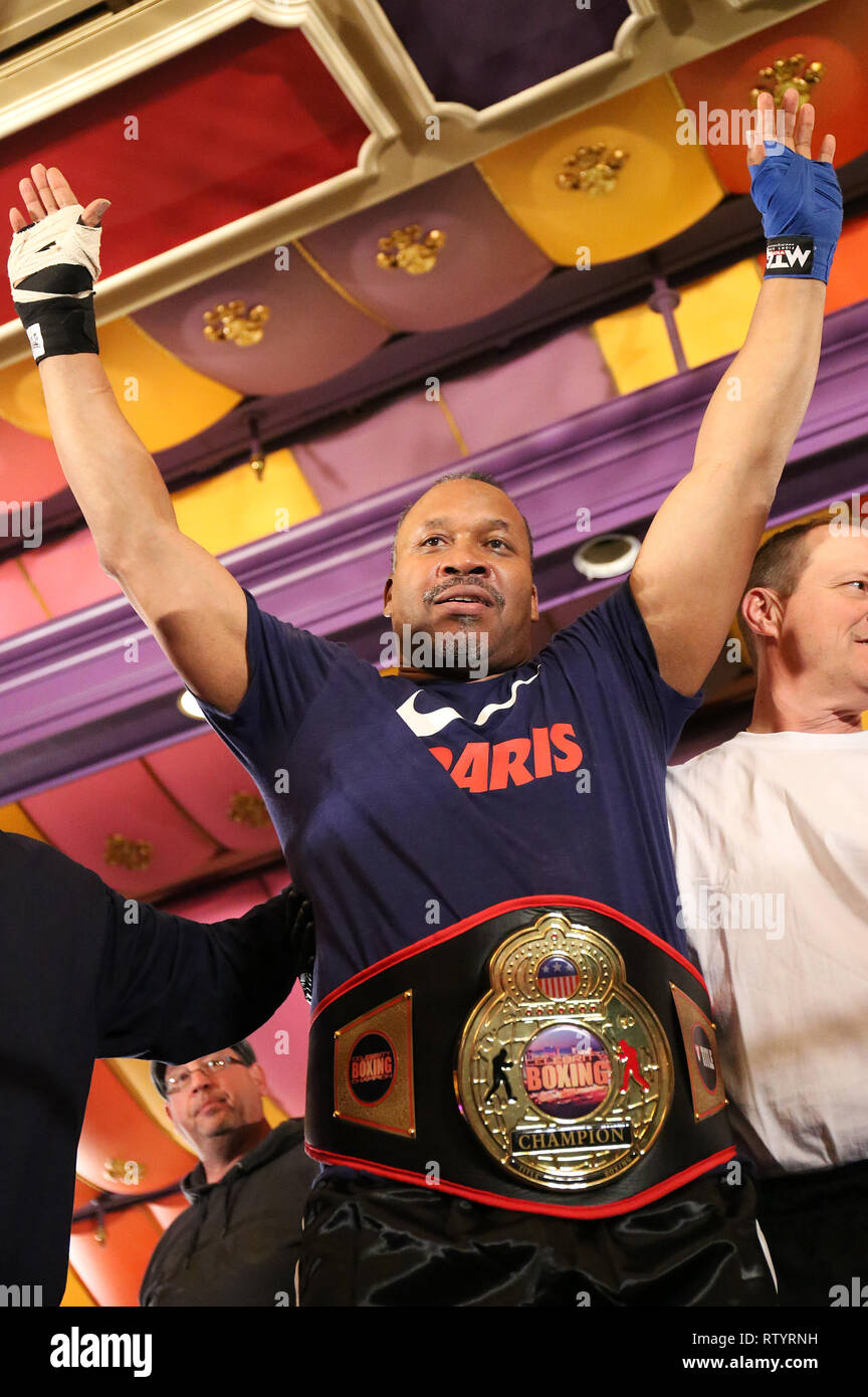Atlantic City, USA. 2 Mär, 2019. Und Tim Witherspoon klopft Sandman aus dem Ring für die at Celebrity Boxing 67 am Showboat Casino in Atlantic City, NJ März 2, 2019 Quelle: Star Shooter / Medien Punch/Alamy Leben Nachrichten statt Win Stockfoto