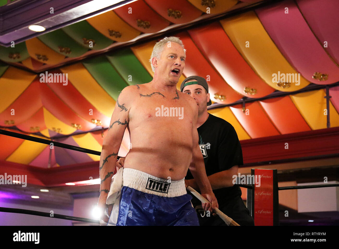 Atlantic City, USA. 2 Mär, 2019. Sandman und Tim Witherspoon im Celebrity Boxing 67 am Showboat Casino in Atlantic City, NJ März 2, 2019 Quelle: Star Shooter / Medien Punch/Alamy Leben Nachrichten gehalten Stockfoto