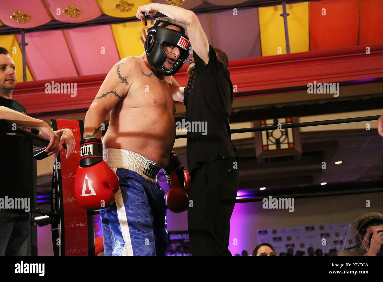 Atlantic City, USA. 2 Mär, 2019. Sandman und Tim Witherspoon im Celebrity Boxing 67 am Showboat Casino in Atlantic City, NJ März 2, 2019 Quelle: Star Shooter / Medien Punch/Alamy Leben Nachrichten gehalten Stockfoto